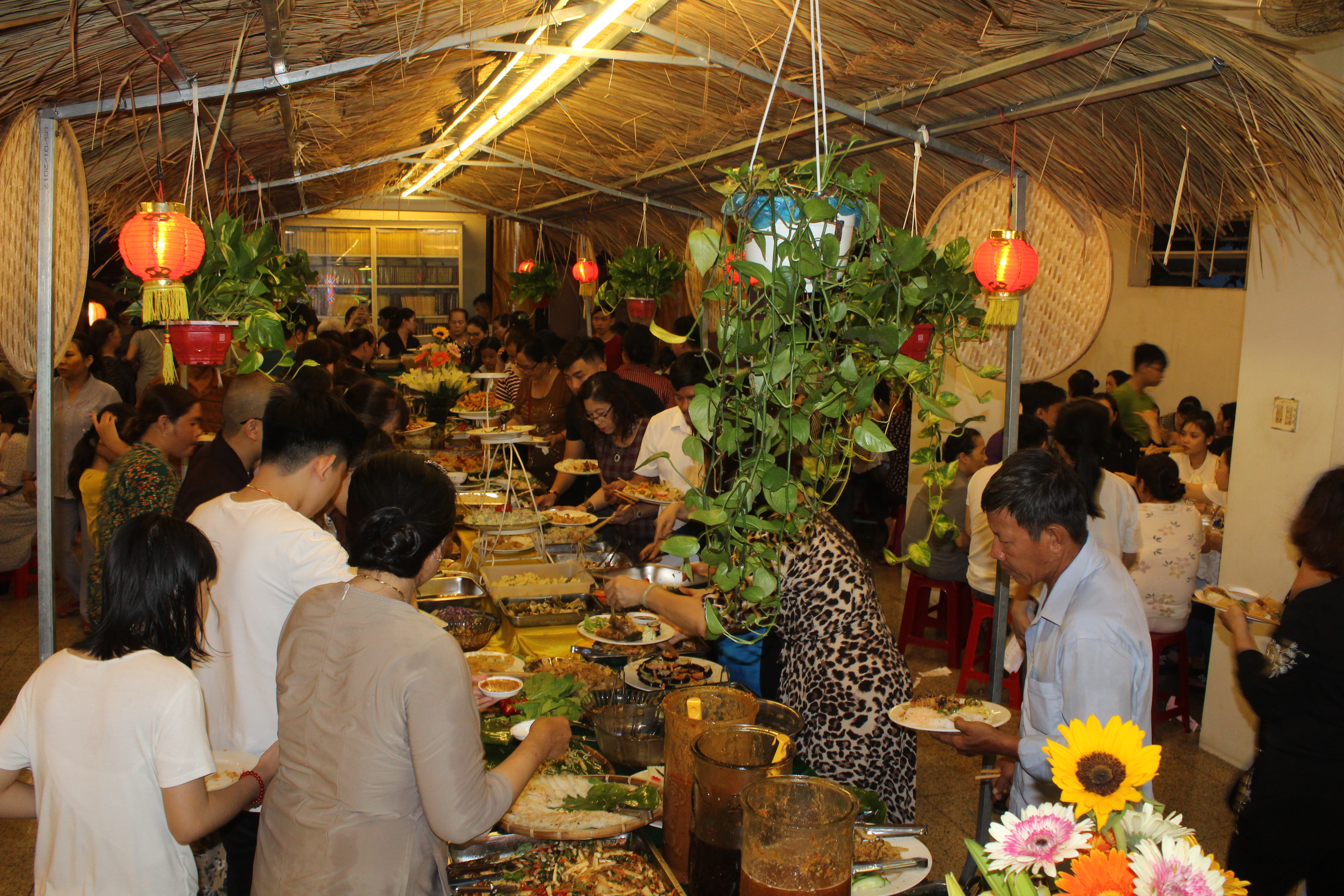 Quy Nhơn: Tiệc buffet chay gây quỹ từ thiện tại chùa Tường Quang.